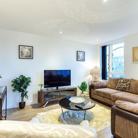 2 Bed Property Close To Heathrow Airport Хаунслоу Екстериор снимка