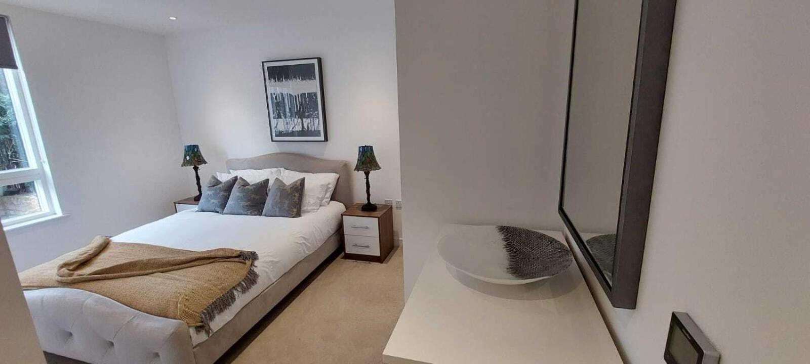 2 Bed Property Close To Heathrow Airport Хаунслоу Екстериор снимка