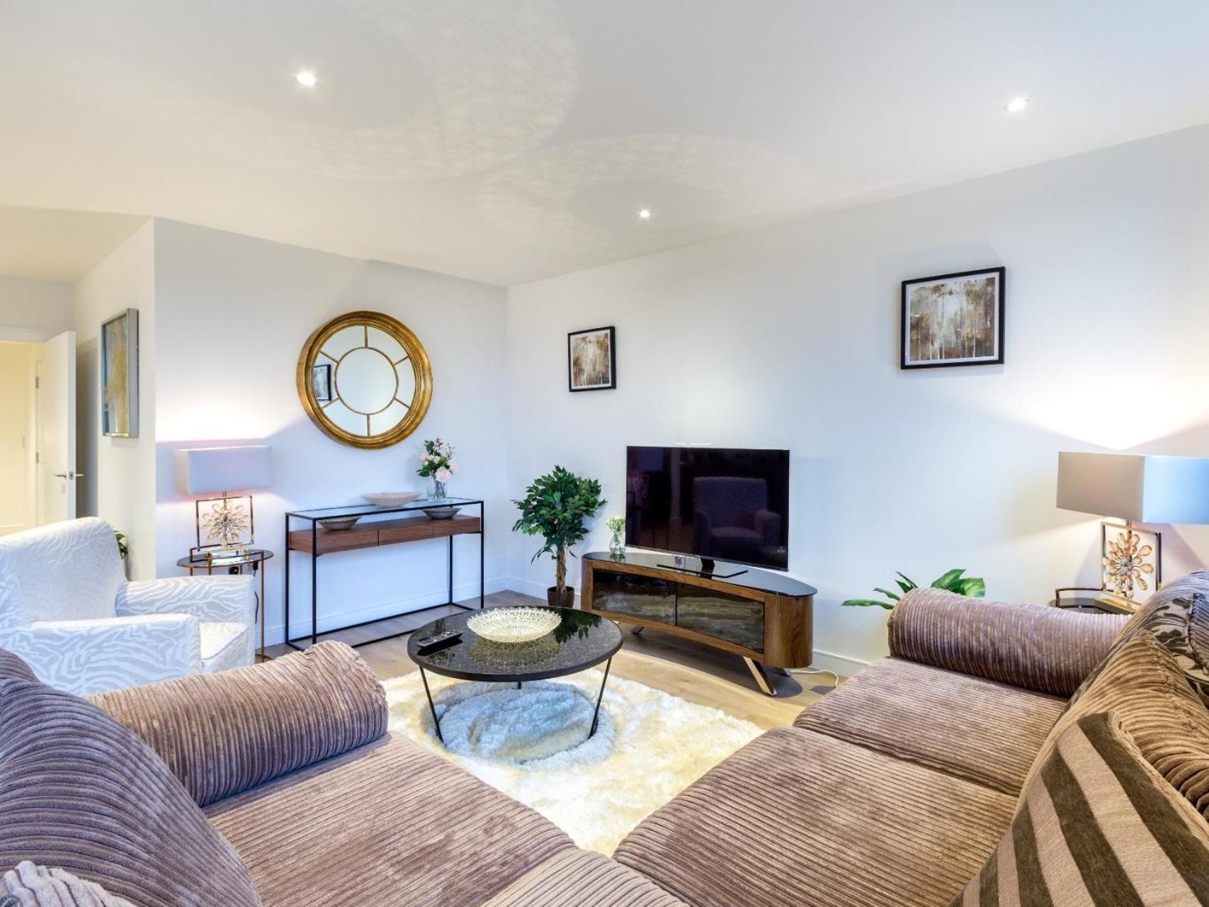 2 Bed Property Close To Heathrow Airport Хаунслоу Екстериор снимка
