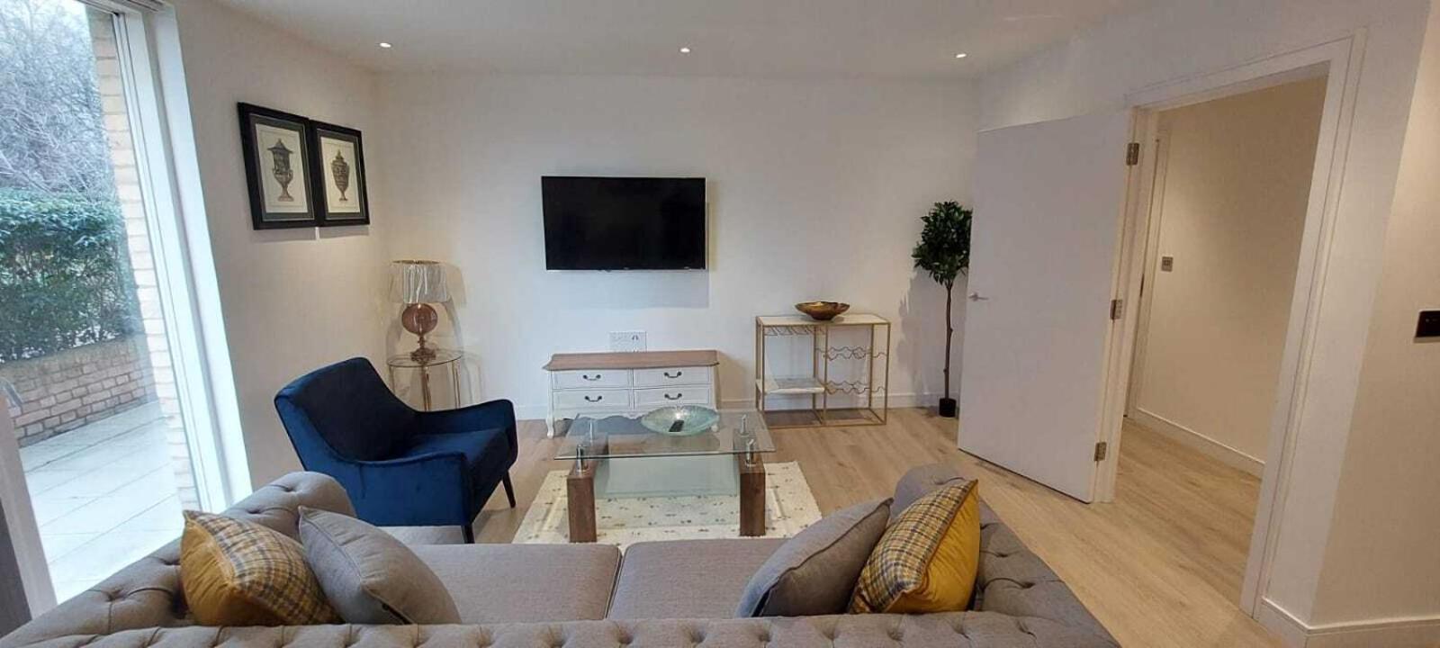 2 Bed Property Close To Heathrow Airport Хаунслоу Екстериор снимка