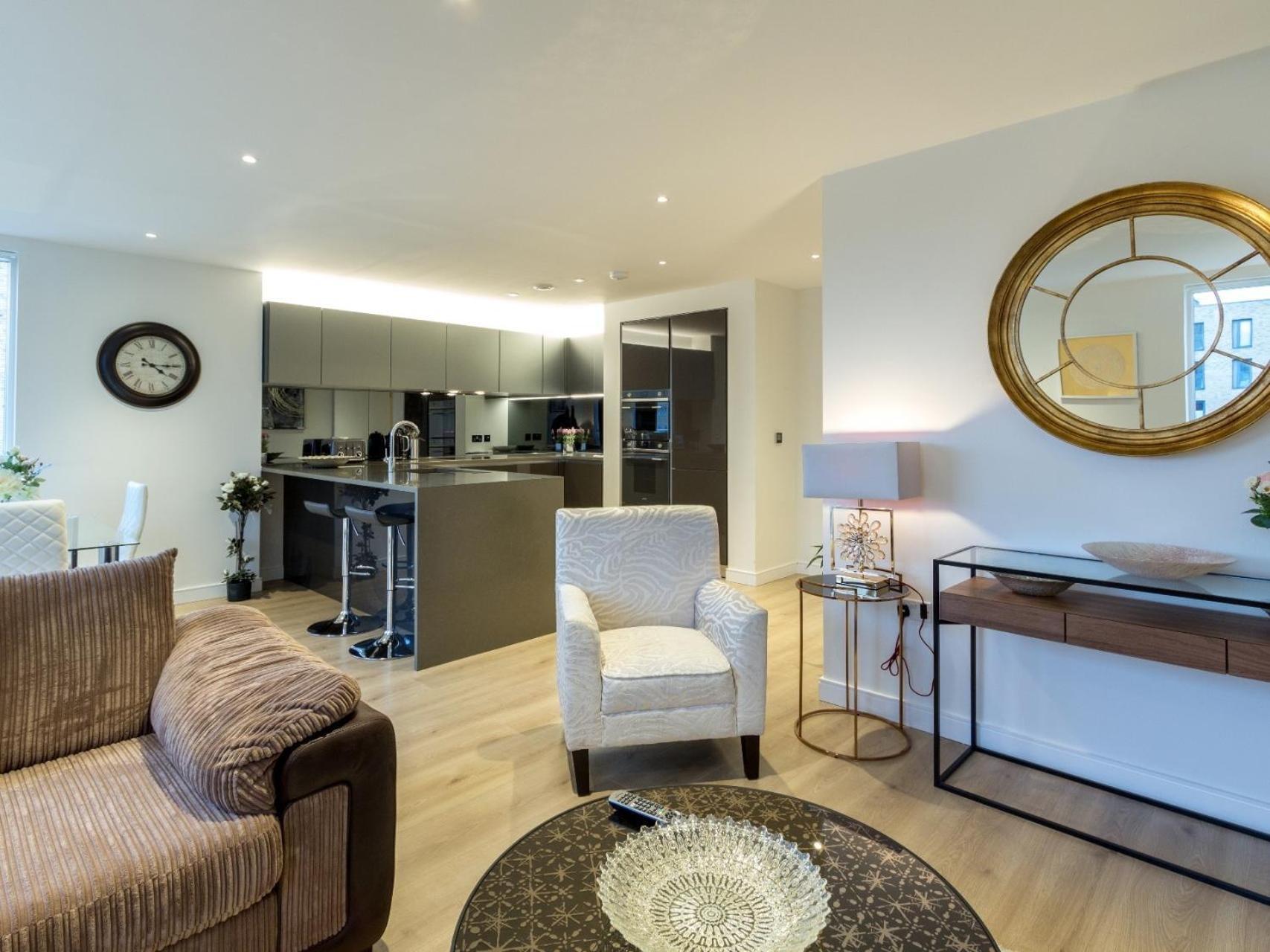 2 Bed Property Close To Heathrow Airport Хаунслоу Екстериор снимка