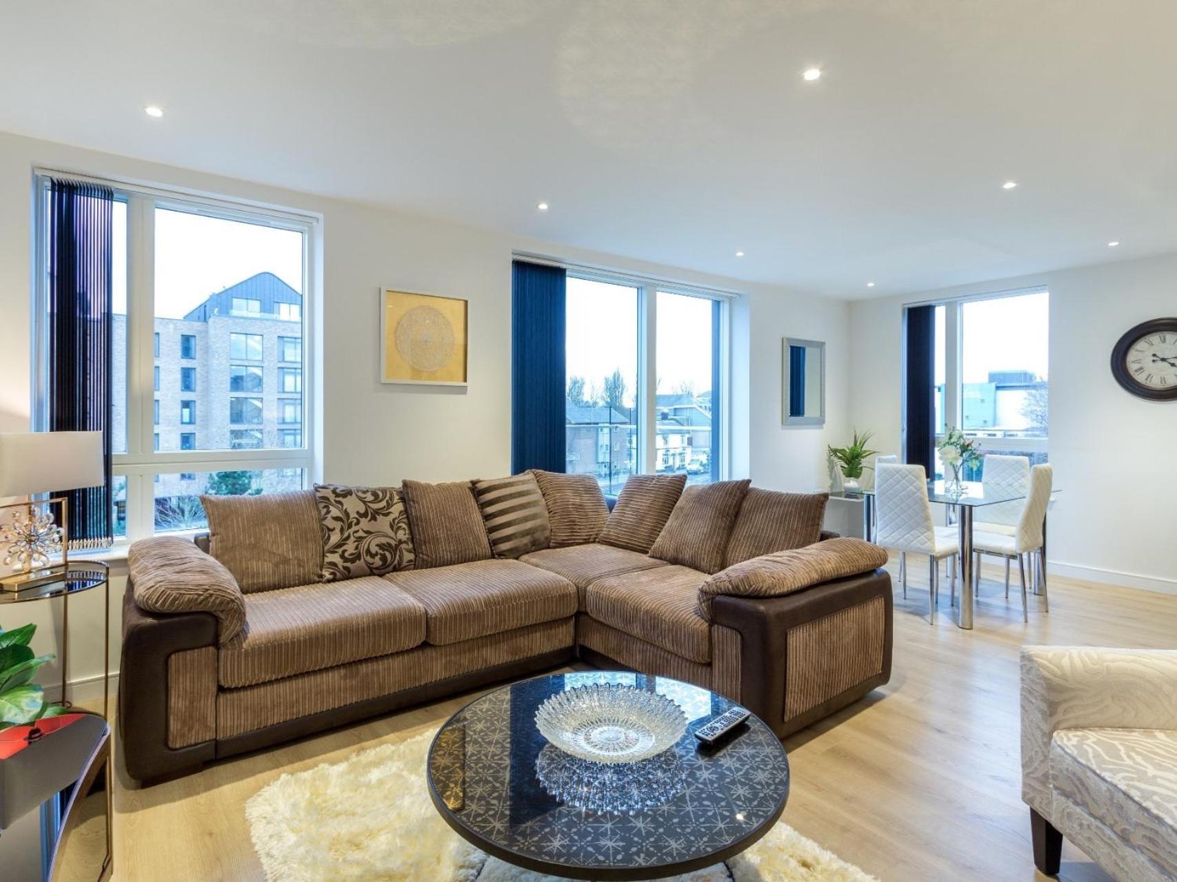 2 Bed Property Close To Heathrow Airport Хаунслоу Екстериор снимка