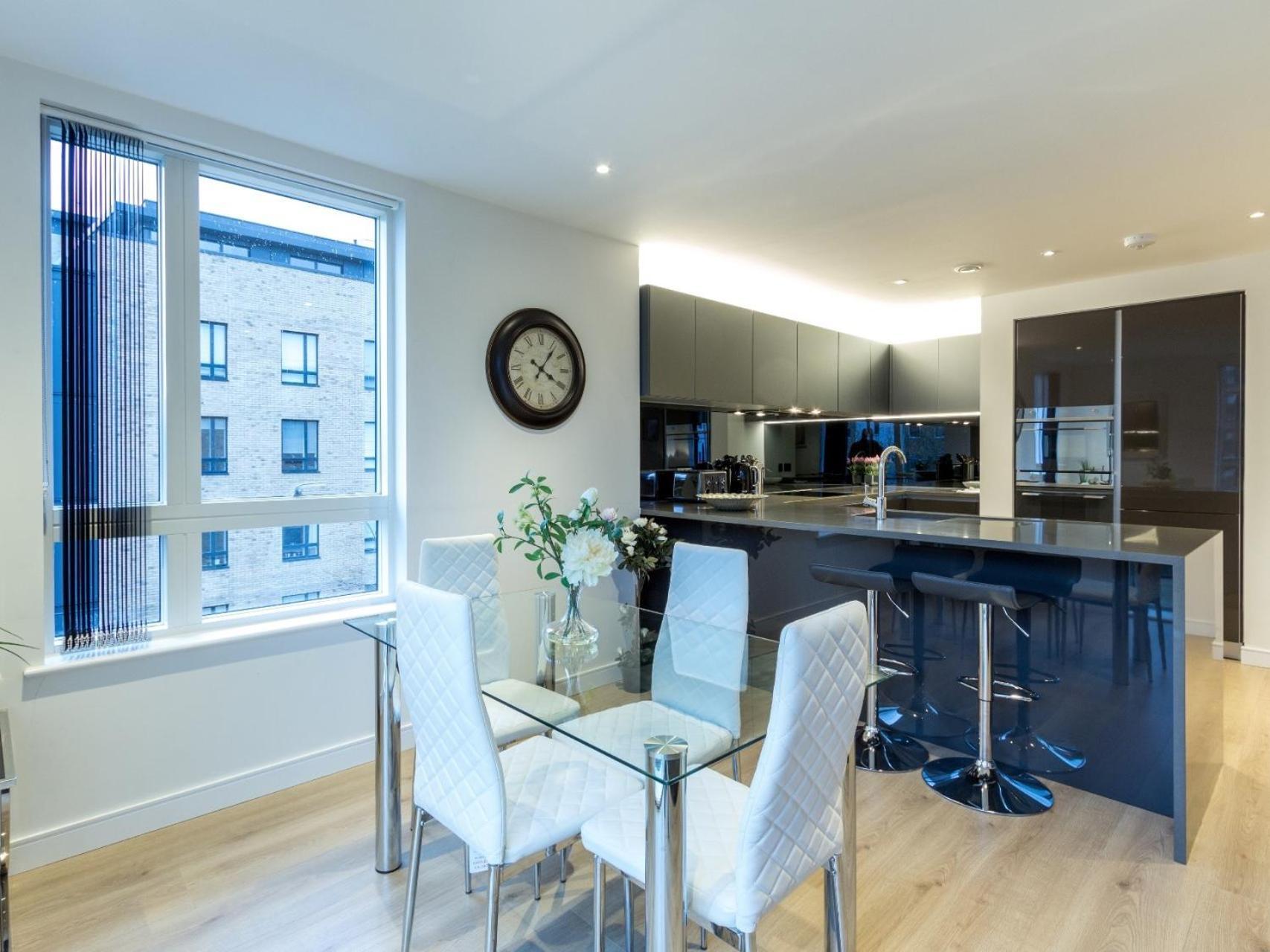 2 Bed Property Close To Heathrow Airport Хаунслоу Екстериор снимка