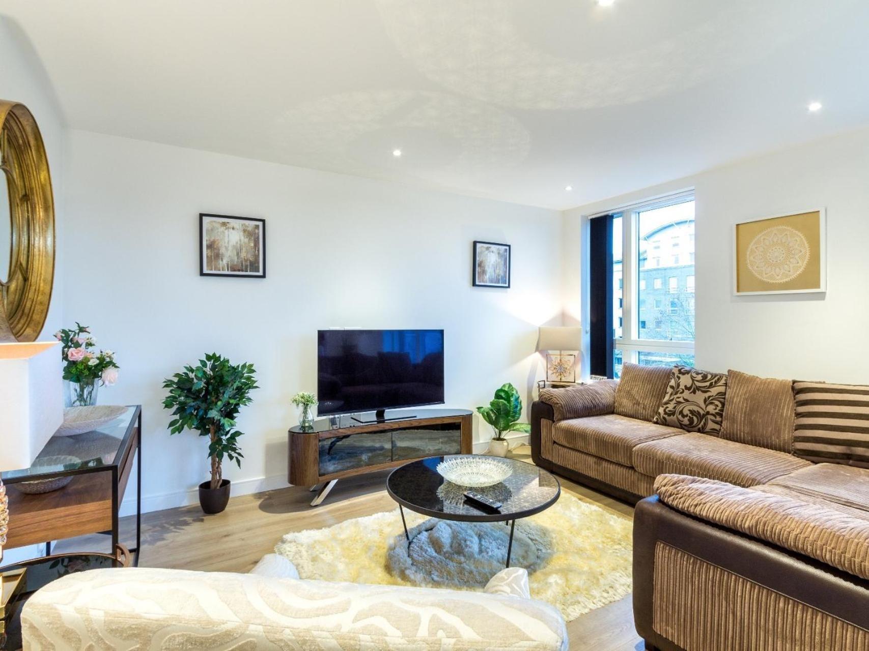 2 Bed Property Close To Heathrow Airport Хаунслоу Екстериор снимка